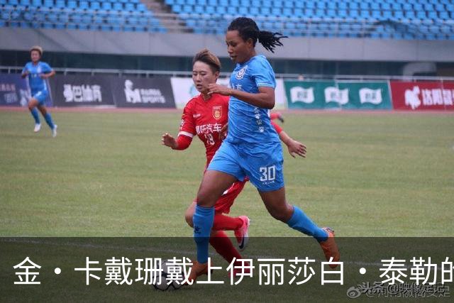 金·卡戴珊戴上伊丽莎白·泰勒的祖母绿项链，还进过她的紫色衣帽间